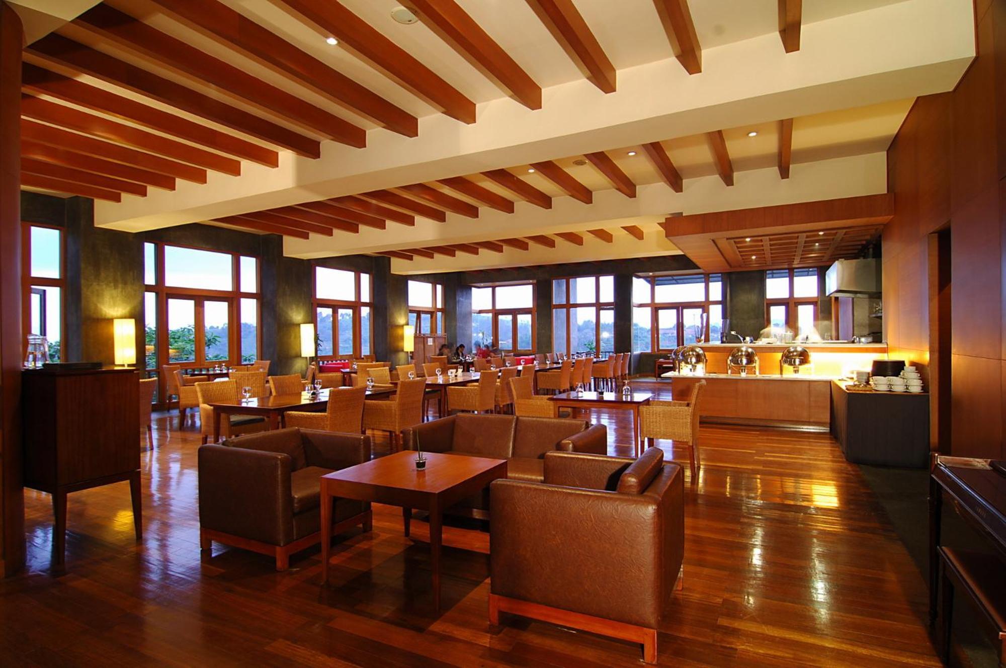 Sangria Resort And Spa Lembang Exterior foto